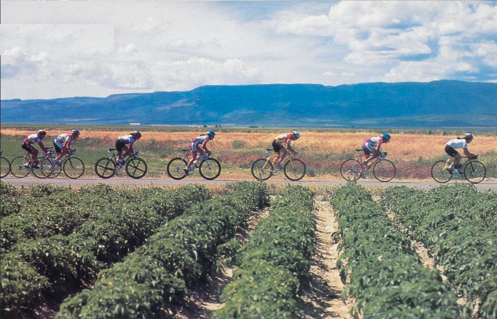 Wemon bycle racers in Idaho country side